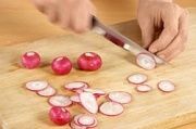 Приготовление блюда по рецепту - Весенний салат с жареной горбушей. Шаг 7