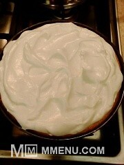 Приготовление блюда по рецепту - Творожный пирог с безе "Утренняя роса". Шаг 8
