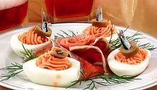 Рецепт - Яйца с кетой и оливками