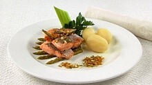 Рецепт - Спаржа с жареной горбушей