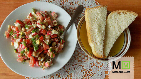 Салат из белой фасоли с яйцами и крабовыми палочками