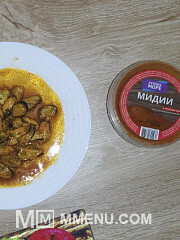 Приготовление блюда по рецепту - Мидии в томатном соусе с чесноком, сыром и рисовой лапшой. Шаг 1