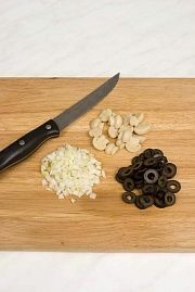 Приготовление блюда по рецепту - Салат с грибами и оливками. Шаг 1