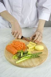 Приготовление блюда по рецепту - Уха с фрикадельками из трески. Шаг 2