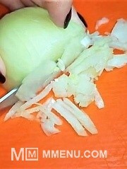 Приготовление блюда по рецепту - САЛАТ ИЗ ПРОСТЫХ ПРОДУКТОВ, НО ВЫХОДИТ ОЧЕНЬ ВКУСНЫЙ. Шаг 2