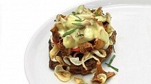 Рецепт - Говядина, запеченная с грибами и помидорами