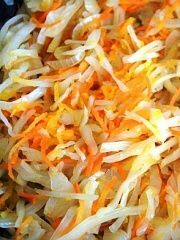 Приготовление блюда по рецепту - Домашние колбаски с гарниром из капусты, моркови и тыквы. Шаг 6
