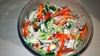 Cалат с пекинской капустой и куриной грудкой на растительном масле