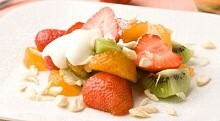 Рецепт - Десерт из киви с клубникой