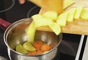 Приготовление блюда по рецепту - Цимес из картофеля, курицы, изюма и чернослива. Шаг 4