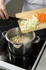 Приготовление блюда по рецепту - Рисовый суп. Шаг 2