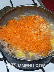 Приготовление блюда по рецепту - Тушеная картошка с куриными желудками. Шаг 6