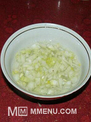 Приготовление блюда по рецепту - Салат с консервированным тунцом. Шаг 2