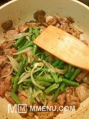 Приготовление блюда по рецепту - Свинина с грибами и спаржевой фасолью. Шаг 8
