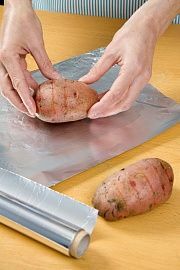Приготовление блюда по рецепту - Картофель печеный с беконом в фольге. Шаг 2