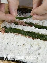 Приготовление блюда по рецепту - Футомаки «Сакуранбо» («Вишенки»). Шаг 3