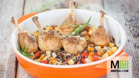 Куриные окорочка с черной фасолью и овощное соте Куриные окорочка с черной фасолью и овощное соте