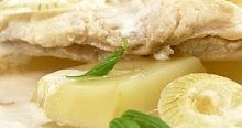 Рецепт - Камбала с яблоками и луком