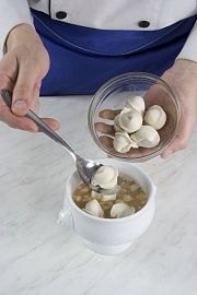 Приготовление блюда по рецепту - Суп пельменный в горшочке «Фантазия». Шаг 3