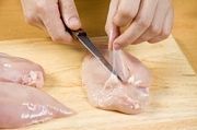 Приготовление блюда по рецепту - Рулет из курицы с зеленью. Шаг 2