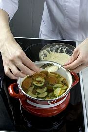 Приготовление блюда по рецепту - Суп рыбный с клецками. Шаг 5