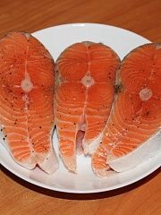 Приготовление блюда по рецепту - Жареный лосось под соусом. Шаг 1