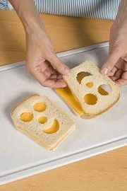 Приготовление блюда по рецепту - Бутерброд "Смайл". Шаг 3