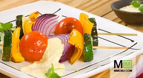 Овощной шашлык с кокосовым соусом Овощной шашлык с кокосовым соусом