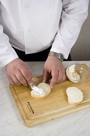 Приготовление блюда по рецепту - Горячие бутерброды с яйцами. Шаг 2