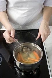 Приготовление блюда по рецепту - Картофельный суп-пюре с морковью. Шаг 1