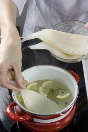 Приготовление блюда по рецепту - Кальмары, фаршированные паштетом. Шаг 1