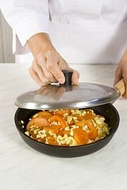 Приготовление блюда по рецепту - Яйца, жаренные с помидорами. Шаг 3
