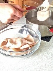 Приготовление блюда по рецепту - Кальмары с грибами. Шаг 2