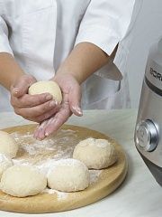 Приготовление блюда по рецепту - Булочки с шоколадом. Шаг 3