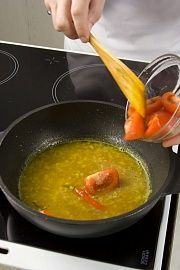 Приготовление блюда по рецепту - Рыбное карри. Шаг 4