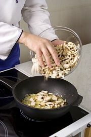Приготовление блюда по рецепту - Рисовый гратен с мясом и грибами. Шаг 2