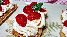 Рецепт - Слойки со сливочным кремом и клубникой