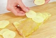 Приготовление блюда по рецепту - Окунь в «чешуе» из картофеля. Шаг 4