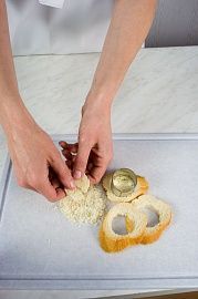 Приготовление блюда по рецепту - Бутерброды "Весна в круге". Шаг 1