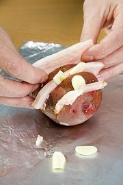 Приготовление блюда по рецепту - Картофель печеный с беконом в фольге. Шаг 4