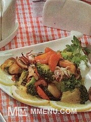Приготовление блюда по рецепту - Морковь жаренная с брокколи и грибами и из смеси морепродуктов. Шаг 7
