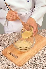 Приготовление блюда по рецепту - Перепела в сметане с сырными кнелями. Шаг 3