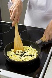 Приготовление блюда по рецепту - Яйца, жаренные с помидорами. Шаг 1