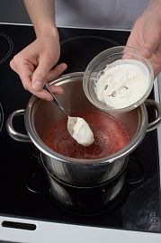 Приготовление блюда по рецепту - Суп из клубнички. Шаг 3