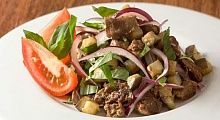 Рецепт - Теплый салат из баранины с баклажанами