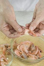 Приготовление блюда по рецепту - Салат-коктейль с креветками  и огурцами. Шаг 1