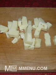 Приготовление блюда по рецепту - Салат с молодой капусты с соленым сыром. Шаг 3