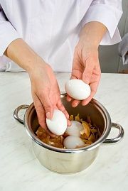 Приготовление блюда по рецепту - Яйца, варенные с луковой шелухой. Шаг 1