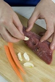 Приготовление блюда по рецепту - Нашпигованная свинина с грибами. Шаг 2