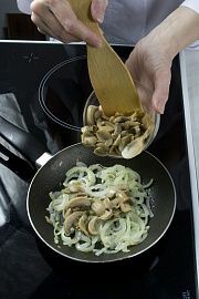 Приготовление блюда по рецепту - Салат с шампиньонами. Шаг 2